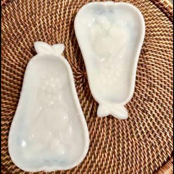 🍒GIFT with 3+ items purchased🍒 Vintage milk glass dish or spoon rest - Picture 2 of 4